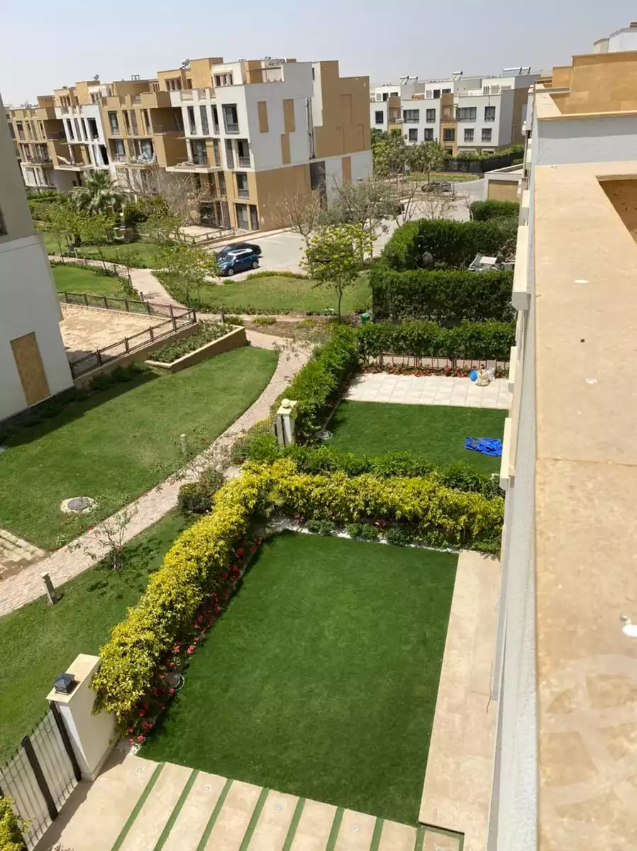 https://aqarmap.com.eg/ar/listing/3685273-for-sale-cairo-el-sheikh-zayed-city-compounds-kmbwnd-wyst-twn-swdyk
