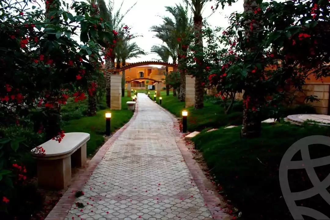 https://aqarmap.com.eg/ar/listing/3907794-for-sale-cairo-el-sheikh-zayed-city-compounds-in-sheikh-zayed-royal-meadows