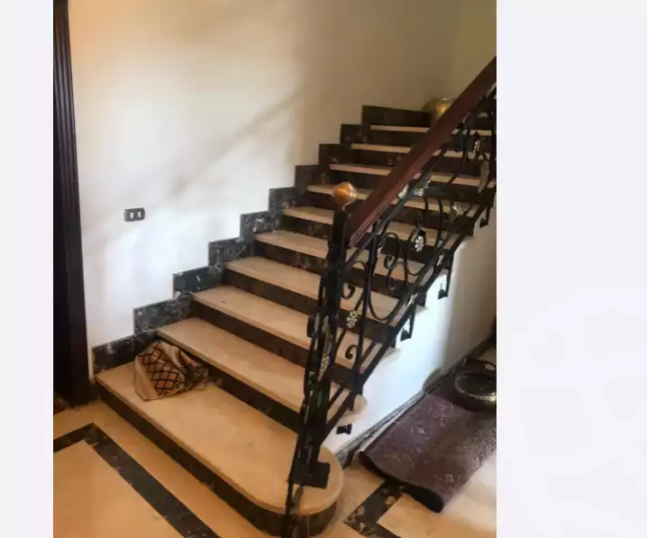https://aqarmap.com.eg/ar/listing/3916361-for-sale-cairo-el-sheikh-zayed-city-compounds-in-sheikh-zayed-royal-meadows