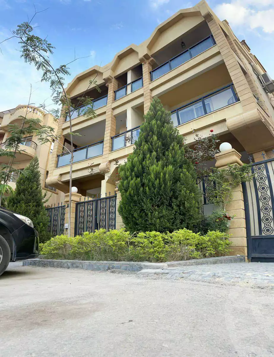 https://aqarmap.com.eg/ar/listing/3963370-for-sale-cairo-new-cairo-first-settlement-mhwr-mstfy-kml