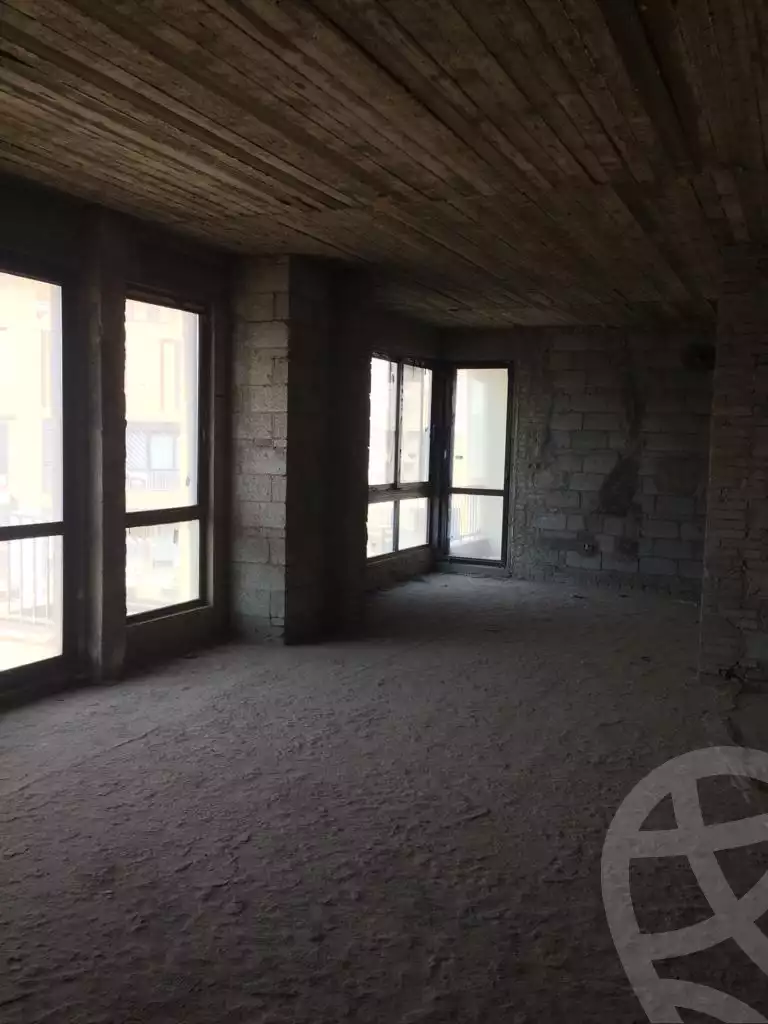 https://aqarmap.com.eg/ar/listing/4112086-for-sale-cairo-el-sheikh-zayed-city-compounds-kmbwnd-wyst-twn-swdyk