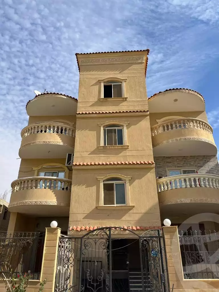 https://aqarmap.com.eg/ar/listing/4252791-for-sale-cairo-el-shorouk-lhy-lwl-grb-neighbourhood-1-street-16