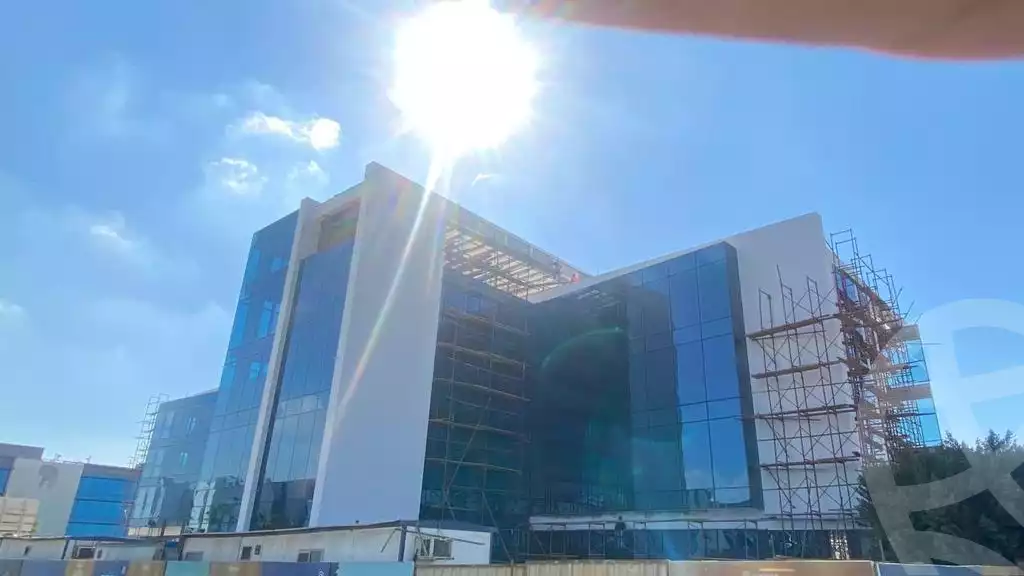 https://aqarmap.com.eg/ar/listing/5298679-for-sale-cairo-el-sheikh-zayed-city-alex-cairo-desert-road-smart-village-y-r-sy-byzns-brk-sfrykw-llstthmr-l-qry
