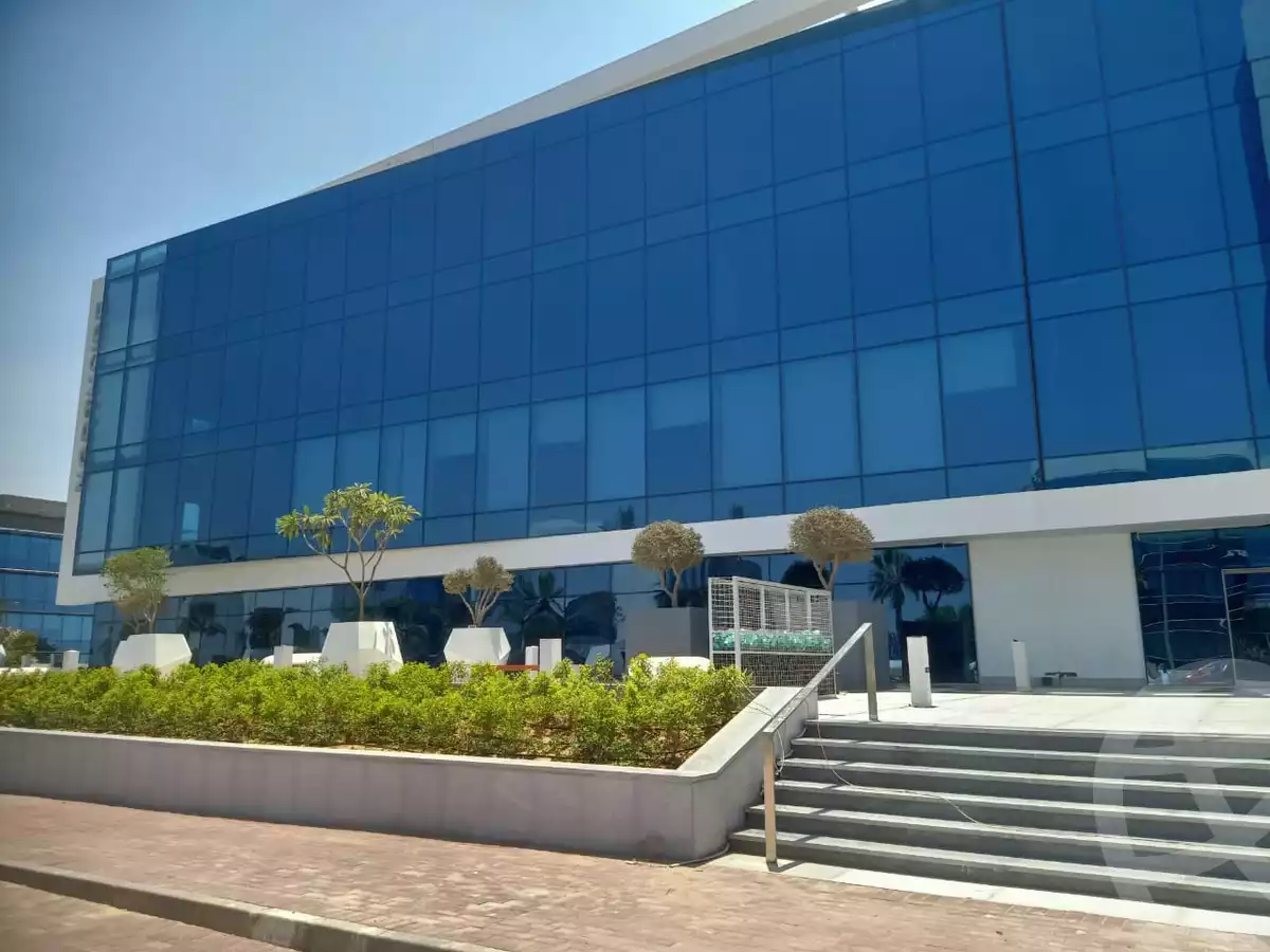 https://aqarmap.com.eg/ar/listing/5298679-for-sale-cairo-el-sheikh-zayed-city-alex-cairo-desert-road-smart-village-y-r-sy-byzns-brk-sfrykw-llstthmr-l-qry