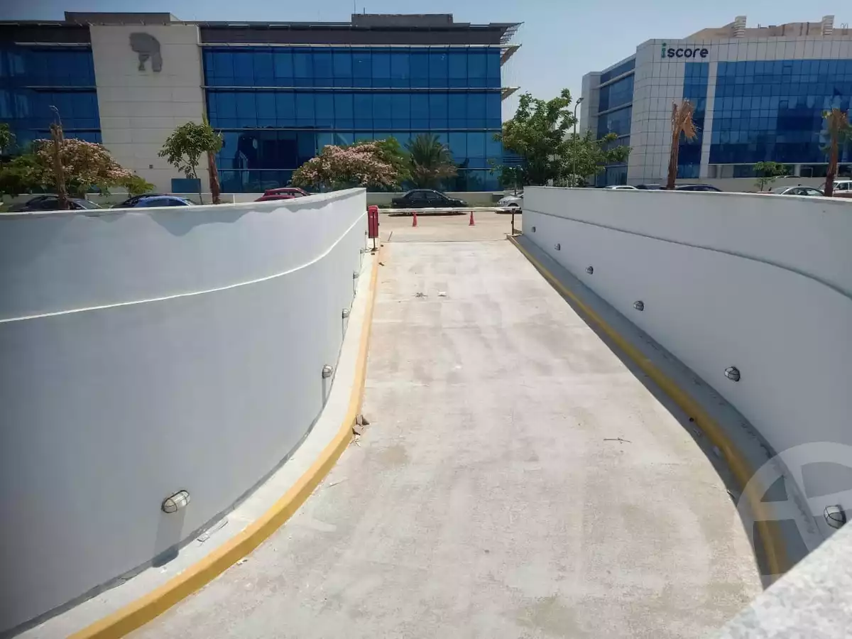https://aqarmap.com.eg/ar/listing/5298679-for-sale-cairo-el-sheikh-zayed-city-alex-cairo-desert-road-smart-village-y-r-sy-byzns-brk-sfrykw-llstthmr-l-qry