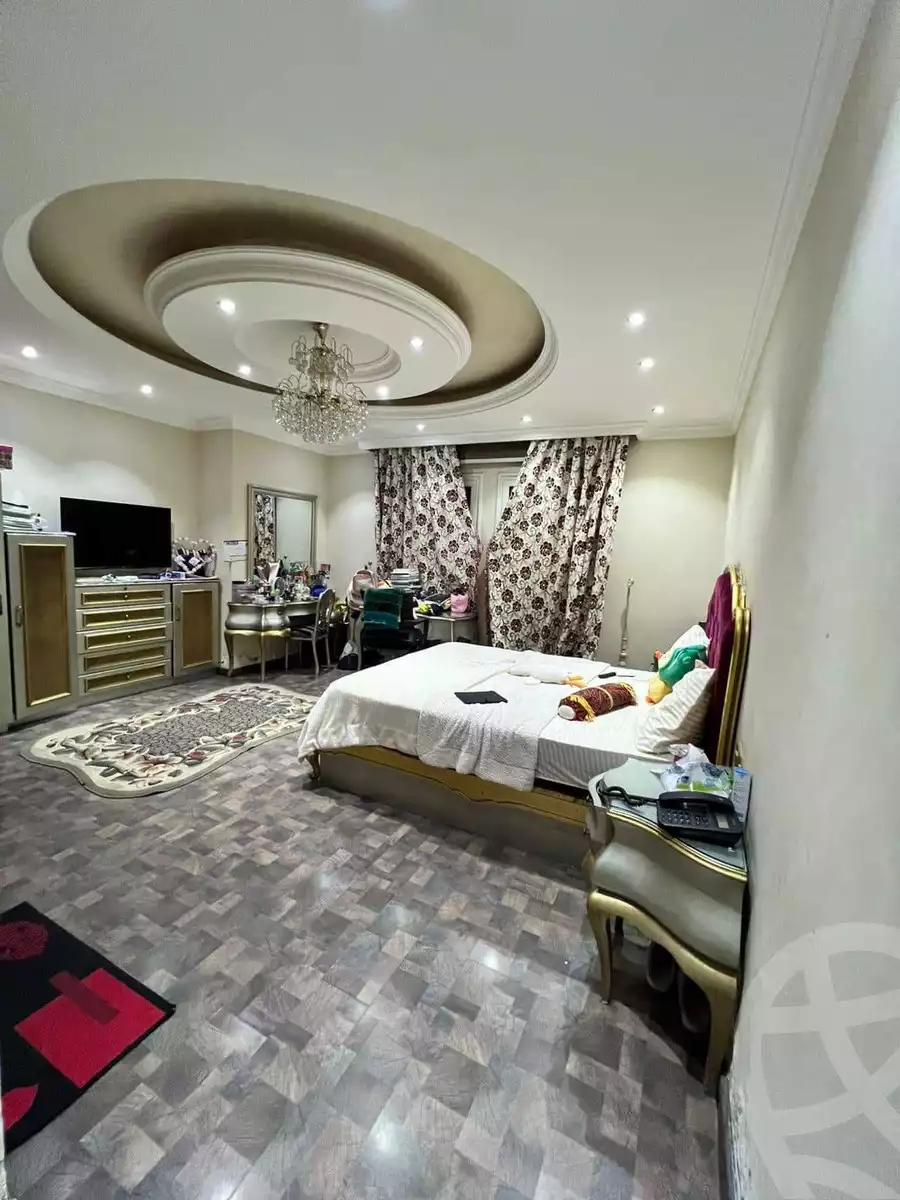 https://aqarmap.com.eg/en/listing/5354540-for-sale-cairo-el-sheikh-zayed-city-compounds-royal-city