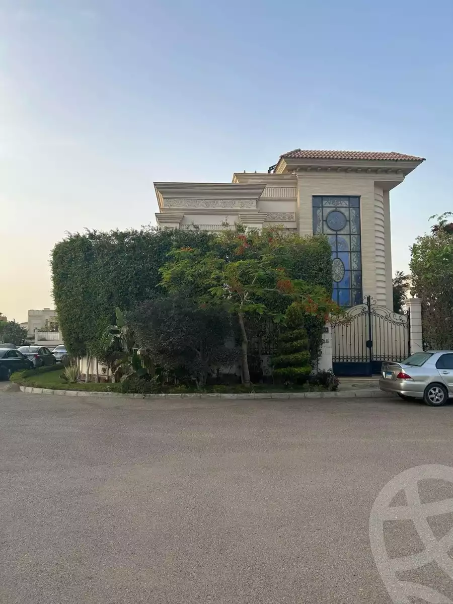 https://aqarmap.com.eg/en/listing/5421279-for-sale-cairo-el-sheikh-zayed-city-compounds-royal-city