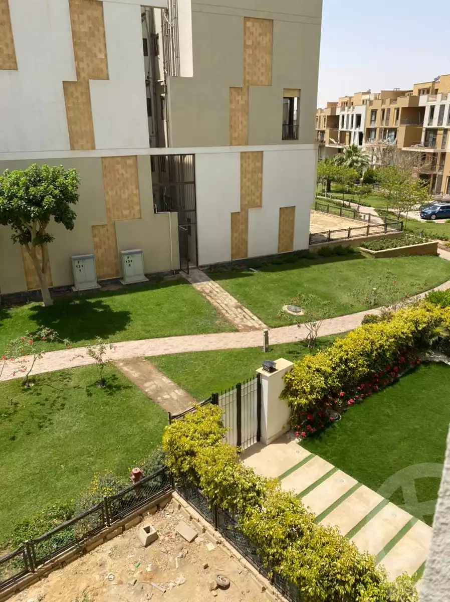 https://aqarmap.com.eg/ar/listing/5861337-for-sale-cairo-el-sheikh-zayed-city-compounds-kmbwnd-wyst-twn-swdyk