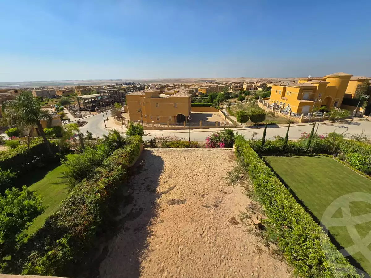 https://aqarmap.com.eg/en/listing/5889056-for-sale-cairo-el-sheikh-zayed-city-compounds-royal-meadows
