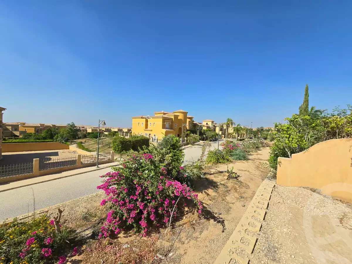 https://aqarmap.com.eg/en/listing/5889056-for-sale-cairo-el-sheikh-zayed-city-compounds-royal-meadows