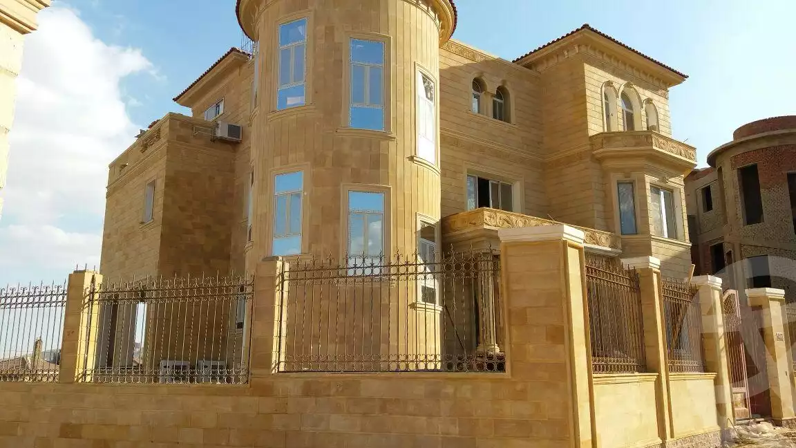https://aqarmap.com.eg/en/listing/6048929-for-sale-cairo-el-sheikh-zayed-city-compounds-royal-city