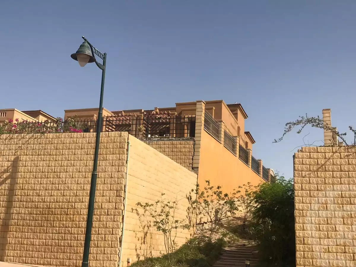 https://aqarmap.com.eg/en/listing/6237676-for-sale-cairo-el-sheikh-zayed-city-compounds-royal-meadows