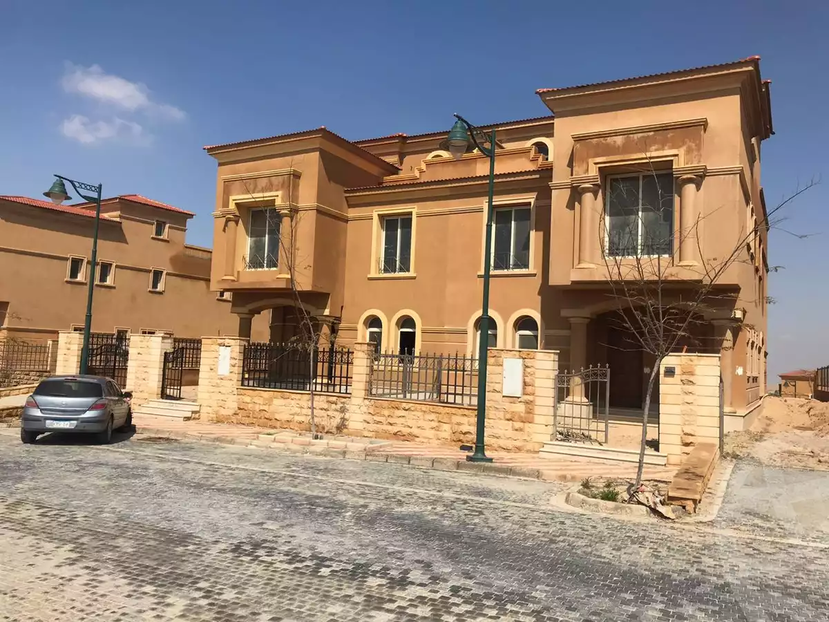 https://aqarmap.com.eg/en/listing/6295008-for-sale-cairo-el-sheikh-zayed-city-compounds-royal-meadows