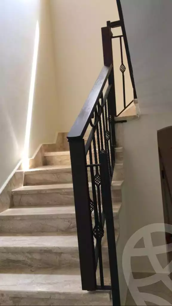 https://aqarmap.com.eg/en/listing/6313999-for-sale-cairo-el-sheikh-zayed-city-compounds-kmbwnd-wyst-twn-swdyk