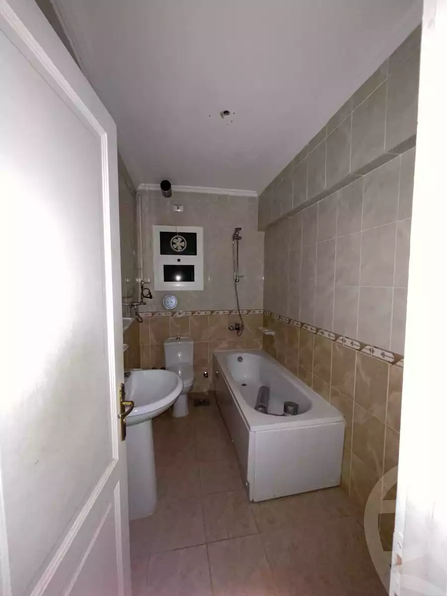 https://aqarmap.com.eg/en/listing/6338746-for-sale-cairo-new-cairo-lrhb-city-phase-4-mohammed-farid-st