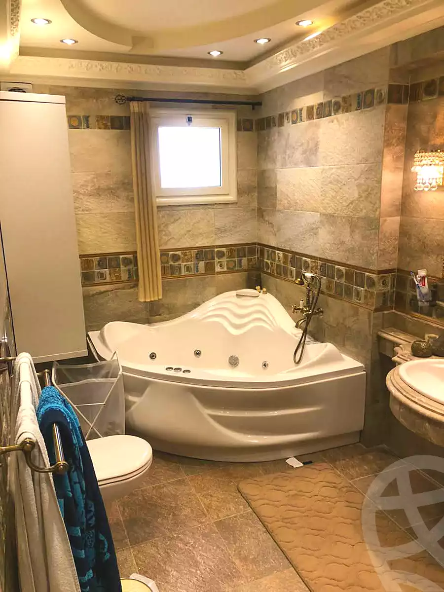 https://aqarmap.com.eg/en/listing/6659935-for-sale-cairo-el-sheikh-zayed-city-compounds-royal-city