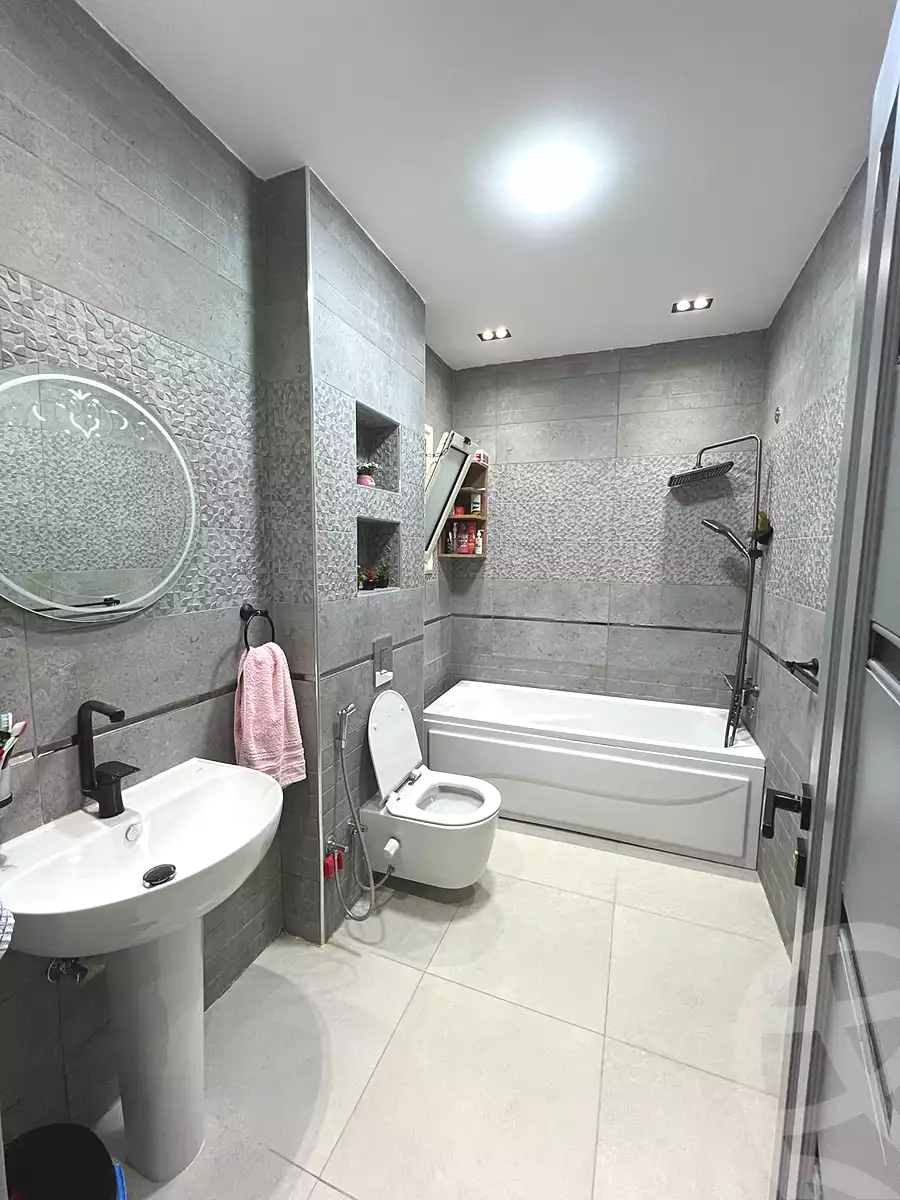 https://aqarmap.com.eg/ar/listing/6692741-for-sale-cairo-el-sheikh-zayed-city-compounds-el-khamayel