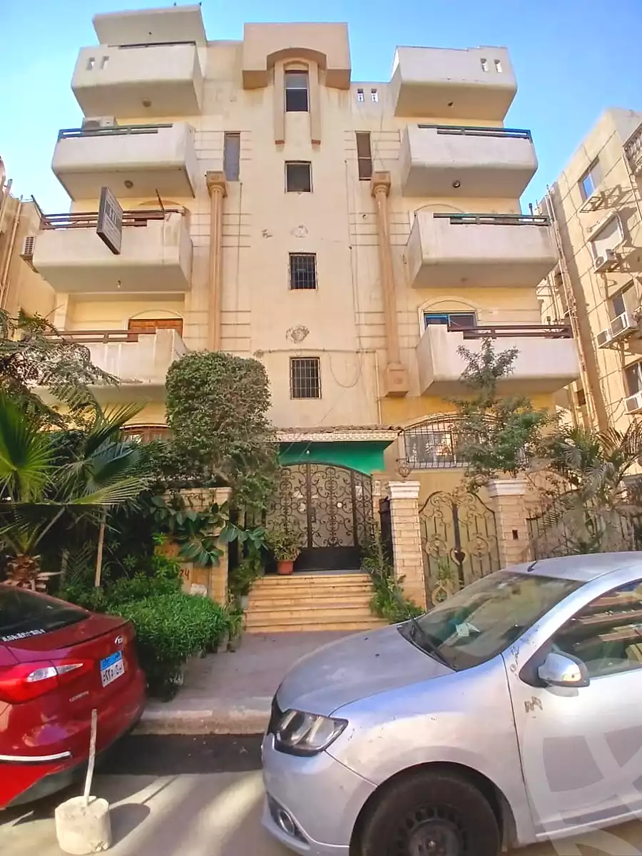 https://aqarmap.com.eg/ar/listing/6710417-for-sale-cairo-6th-of-october-el-ahyaa-neighborhood-1st-al-maahad