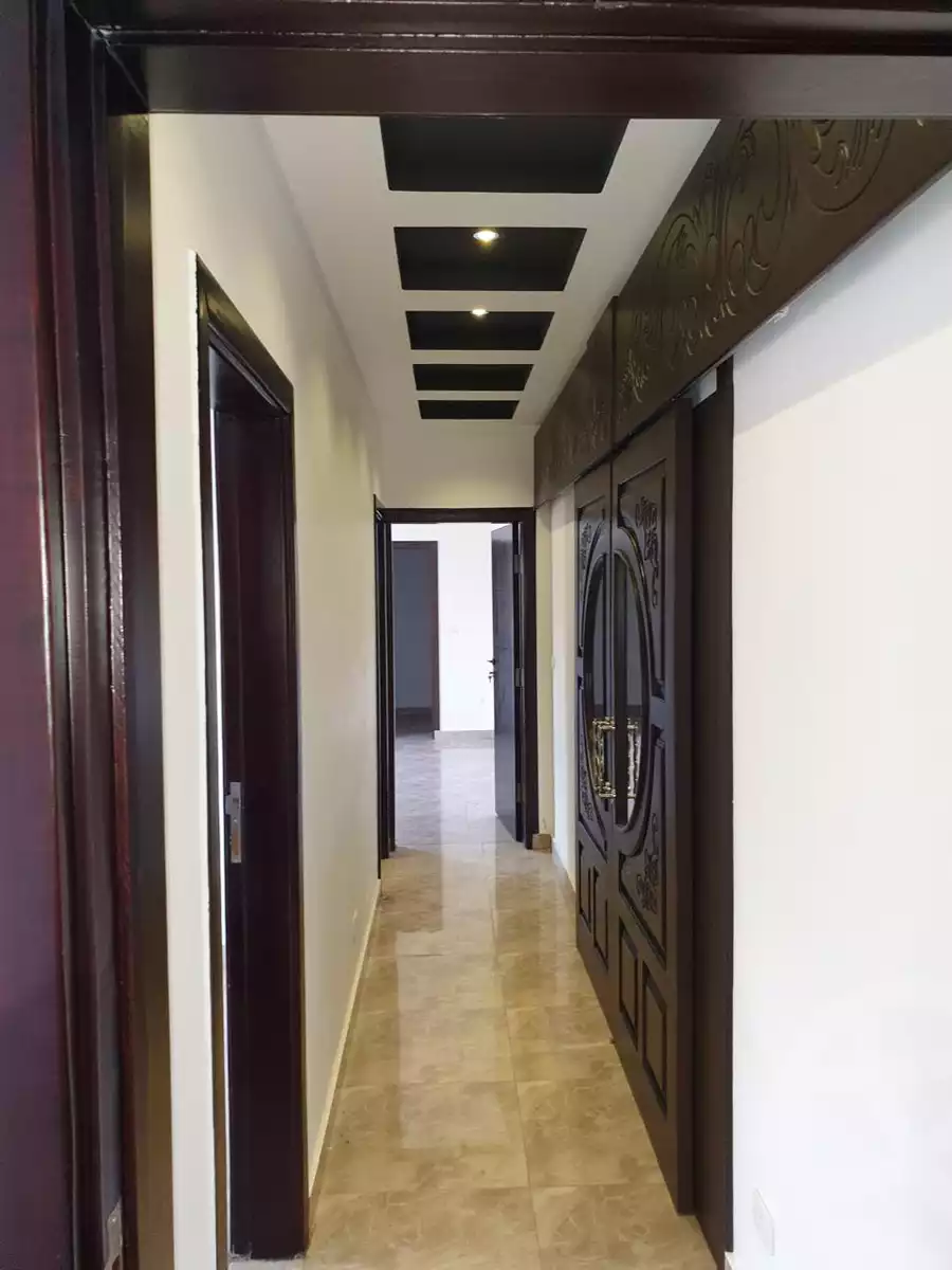 https://aqarmap.com.eg/ar/listing/6743310-for-sale-cairo-el-sheikh-zayed-city-compounds-kmbwnd-wyst-twn-swdyk