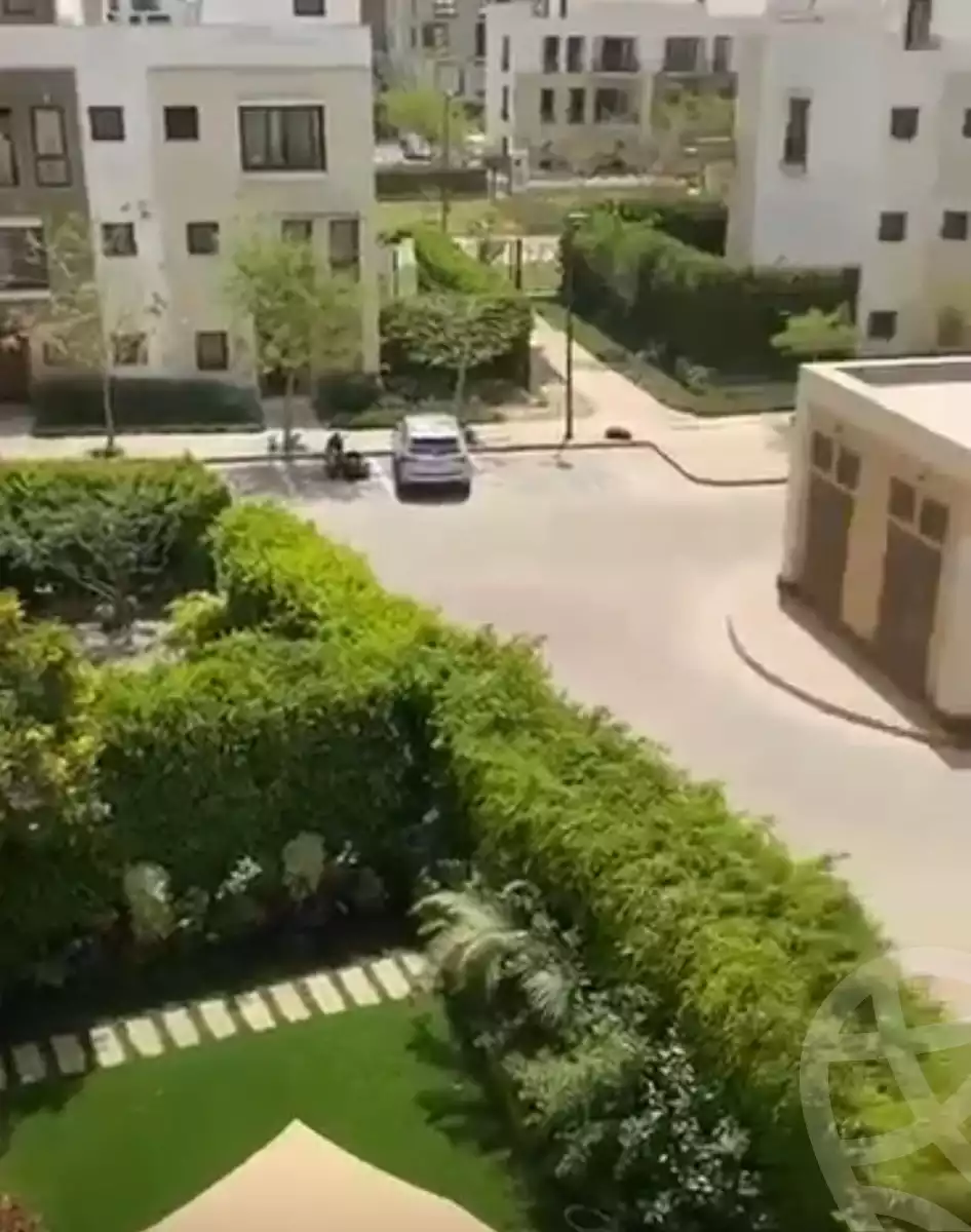 https://aqarmap.com.eg/ar/listing/6750997-for-sale-cairo-el-sheikh-zayed-city-compounds-kmbwnd-wyst-twn-swdyk