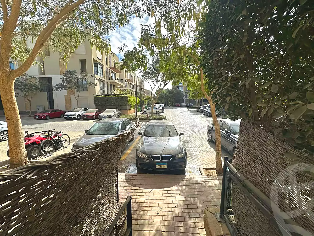 https://aqarmap.com.eg/ar/listing/6818473-for-sale-cairo-el-sheikh-zayed-city-compounds-kmbwnd-wyst-twn-swdyk