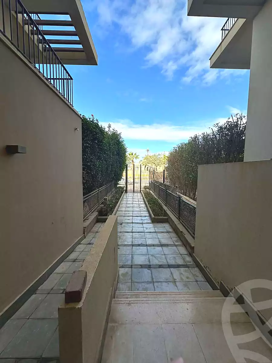 https://aqarmap.com.eg/en/listing/6818600-for-sale-cairo-el-sheikh-zayed-city-compounds-kmbwnd-wyst-twn-swdyk