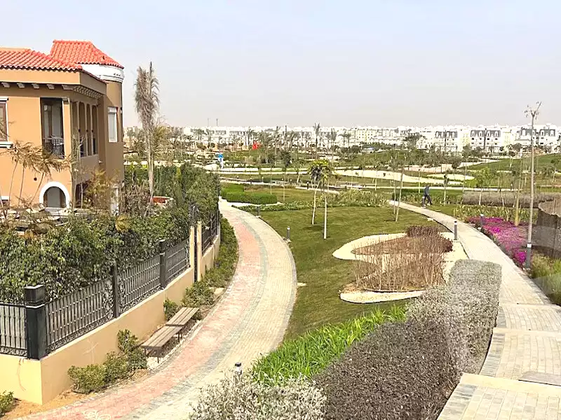 https://aqarmap.com.eg/en/listing/6818668-for-sale-cairo-new-cairo-compounds-hyde-park-centre-ville-hyde-park
