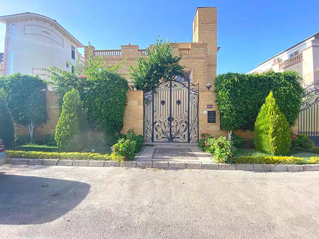 https://aqarmap.com.eg/ar/listing/6839171-for-sale-cairo-el-sheikh-zayed-city-compounds-royal-city
