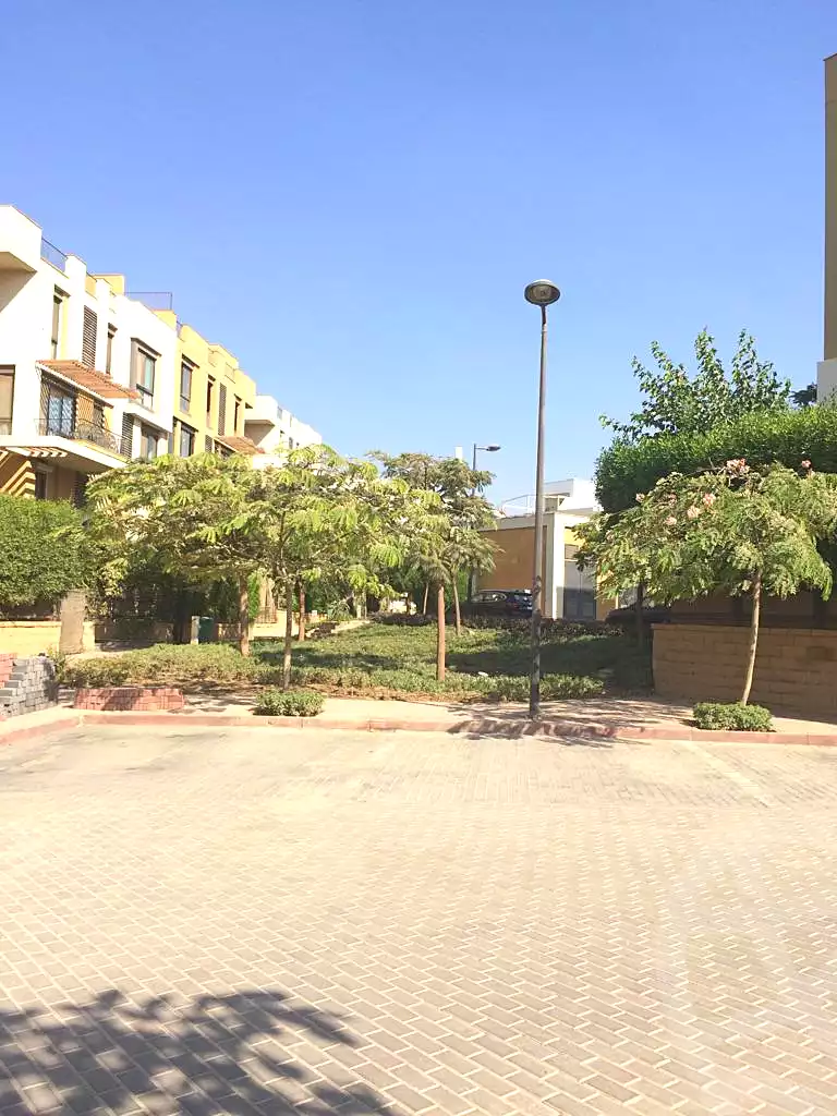 https://aqarmap.com.eg/en/listing/6908102-for-sale-cairo-el-sheikh-zayed-city-compounds-kmbwnd-wyst-twn-swdyk