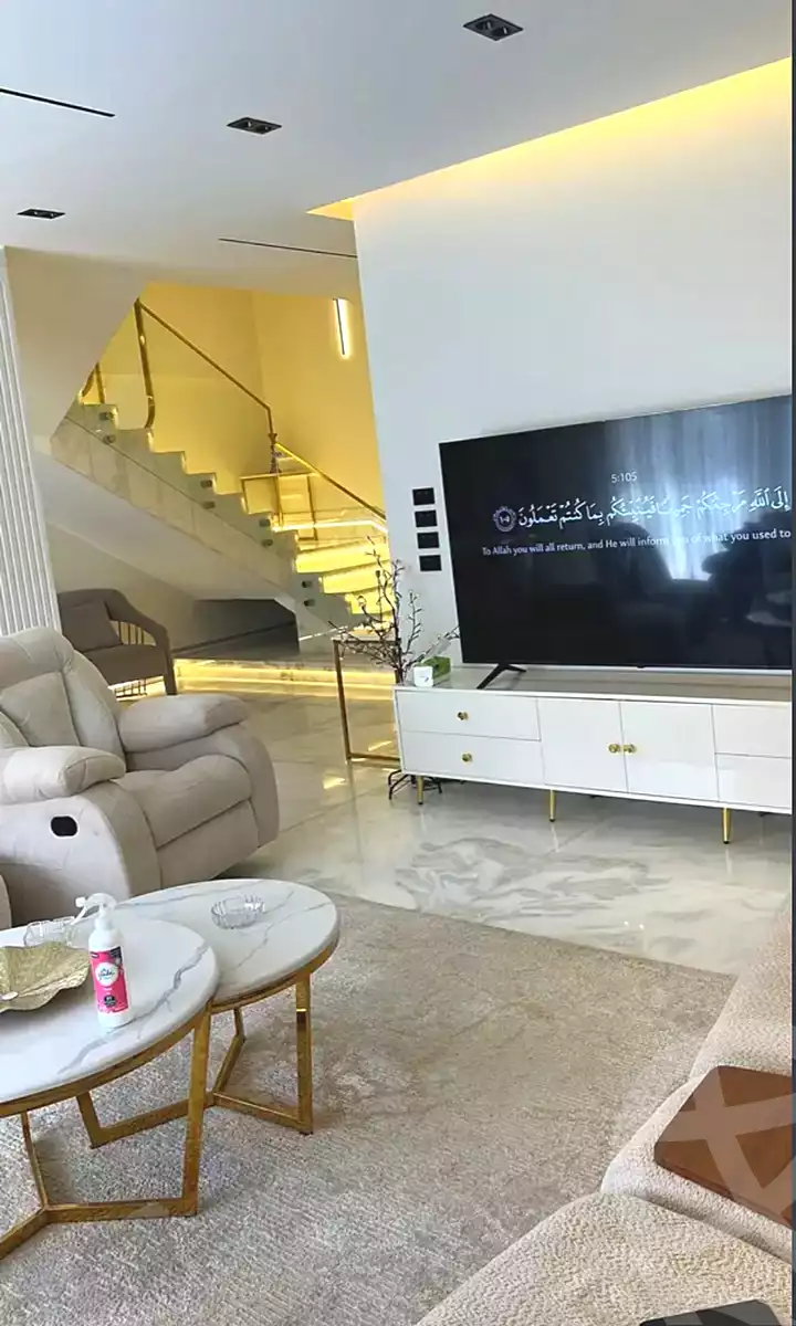 https://aqarmap.com.eg/ar/listing/6939008-for-rent-cairo-new-cairo-compounds-hyde-park-centre-ville-hyde-park