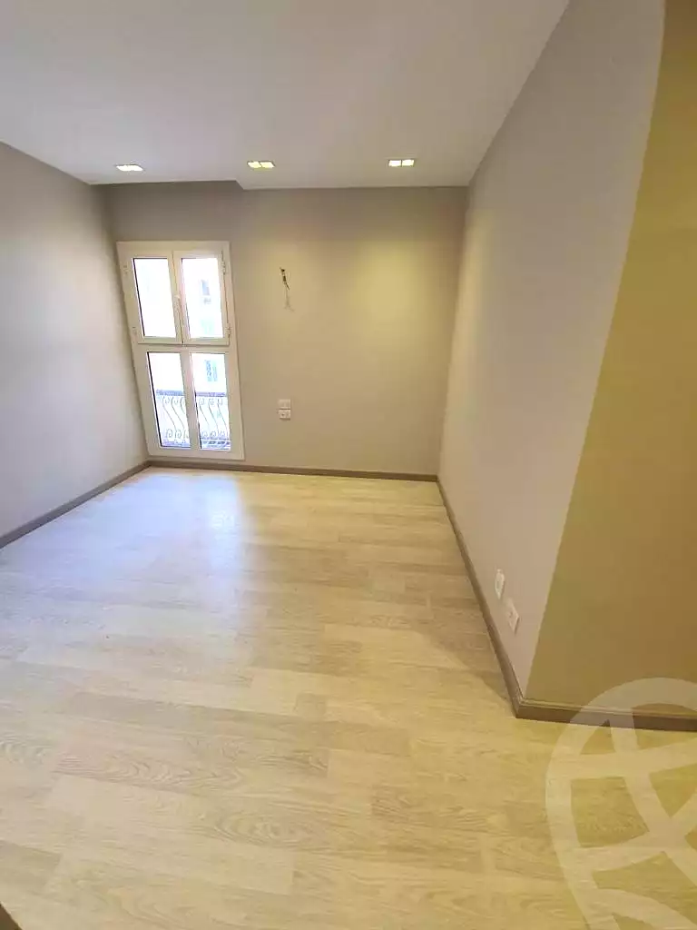 https://aqarmap.com.eg/en/listing/6943355-for-sale-cairo-new-cairo-compounds-mountain-view-hyde-park