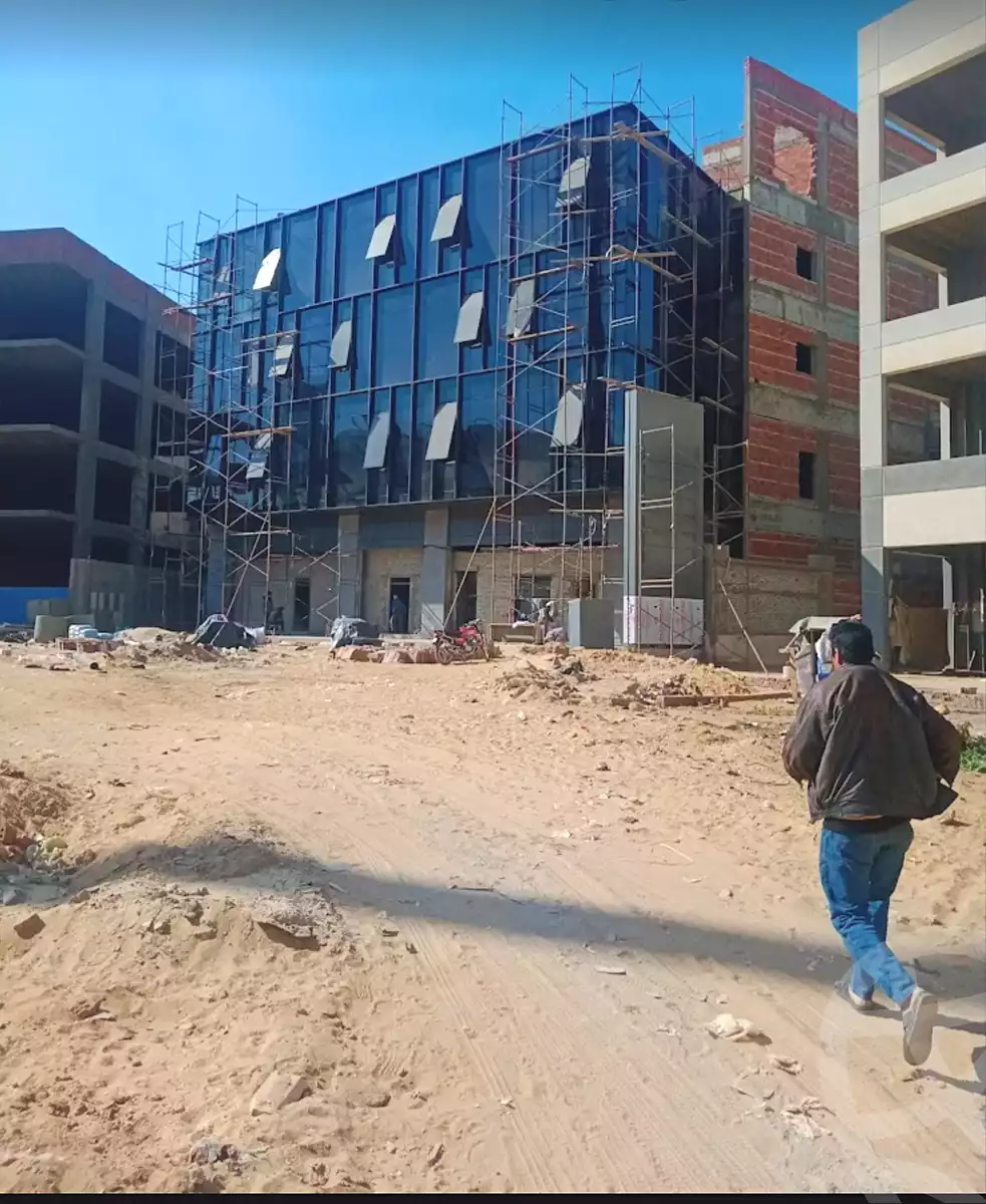 https://aqarmap.com.eg/ar/listing/7011341-for-sale-cairo-new-cairo-compounds-brymym-byzns-sntr-m-jy-llttwyr