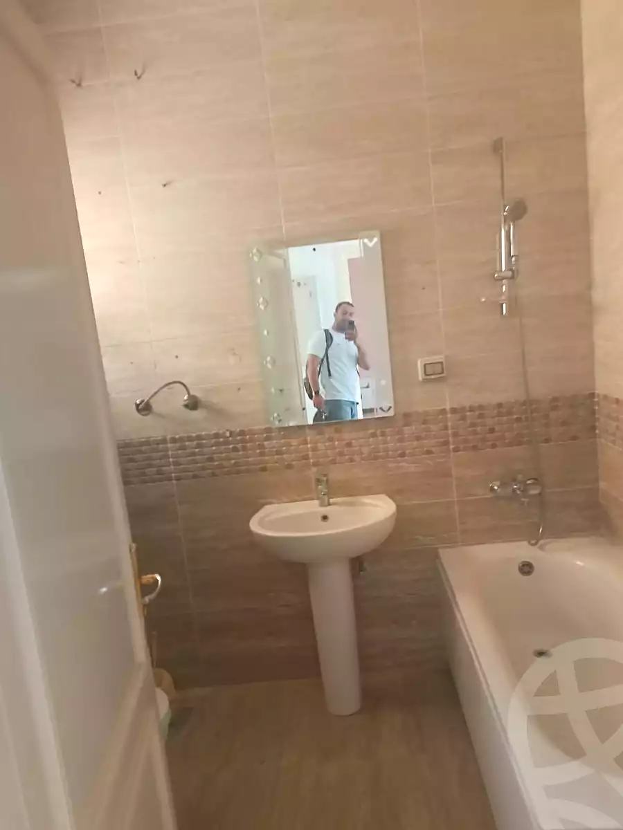 https://aqarmap.com.eg/en/listing/7014801-for-rent-cairo-new-cairo-lrhb-city-phase-8