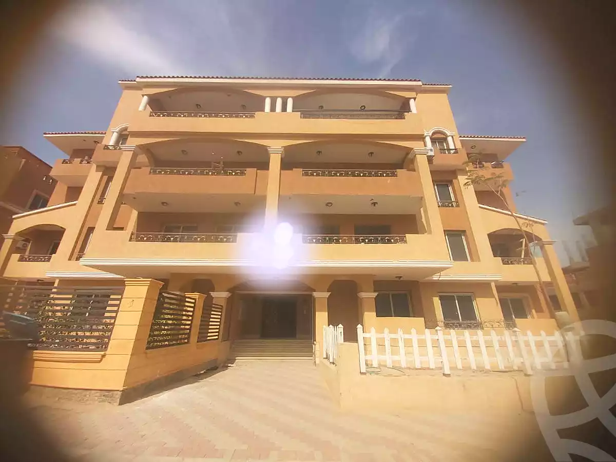 https://aqarmap.com.eg/ar/listing/7052811-for-sale-cairo-el-sheikh-zayed-city-compounds-el-khamayel