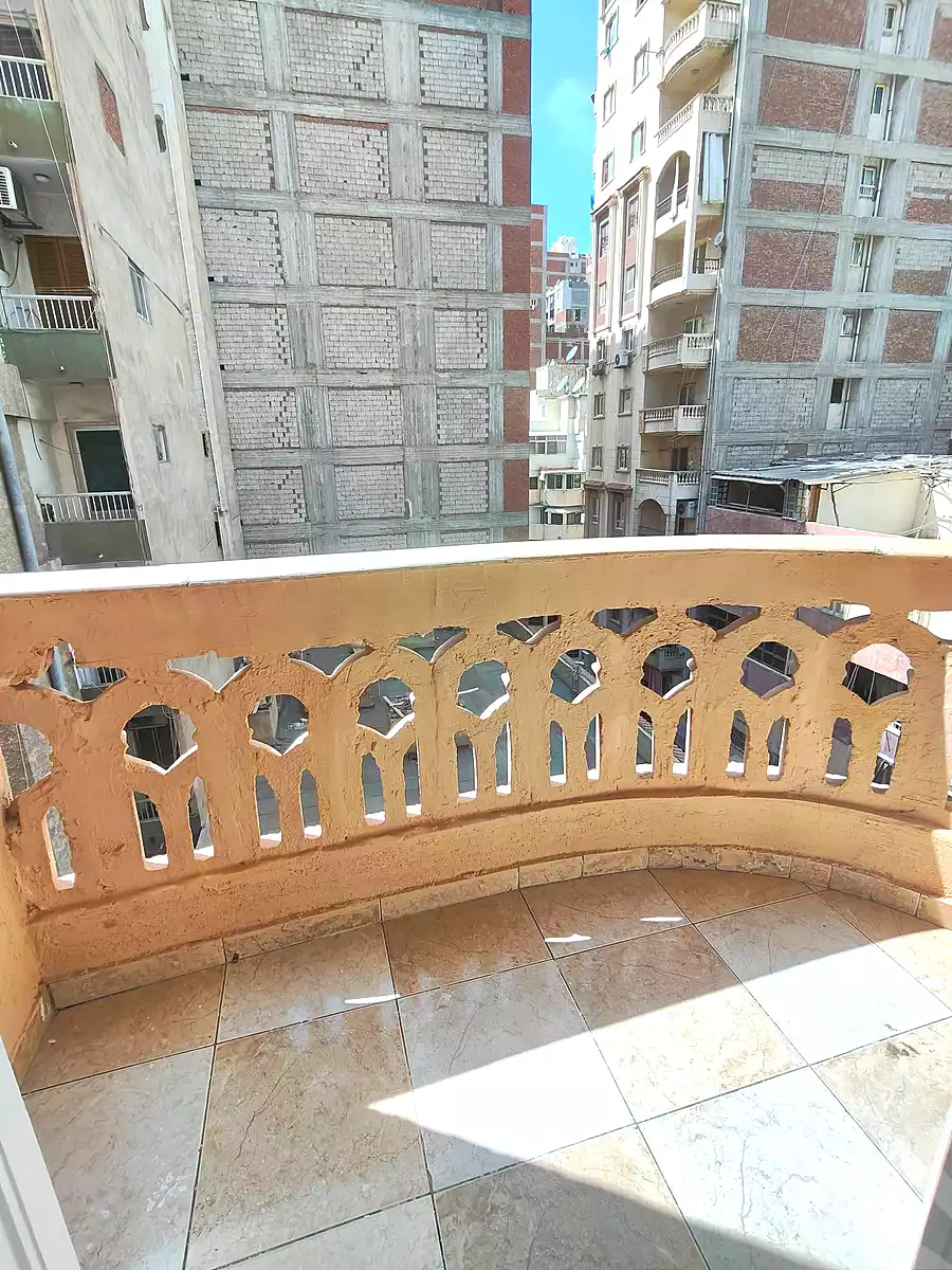 https://aqarmap.com.eg/ar/listing/7093423-for-sale-alexandria-el-asafra-shr-45