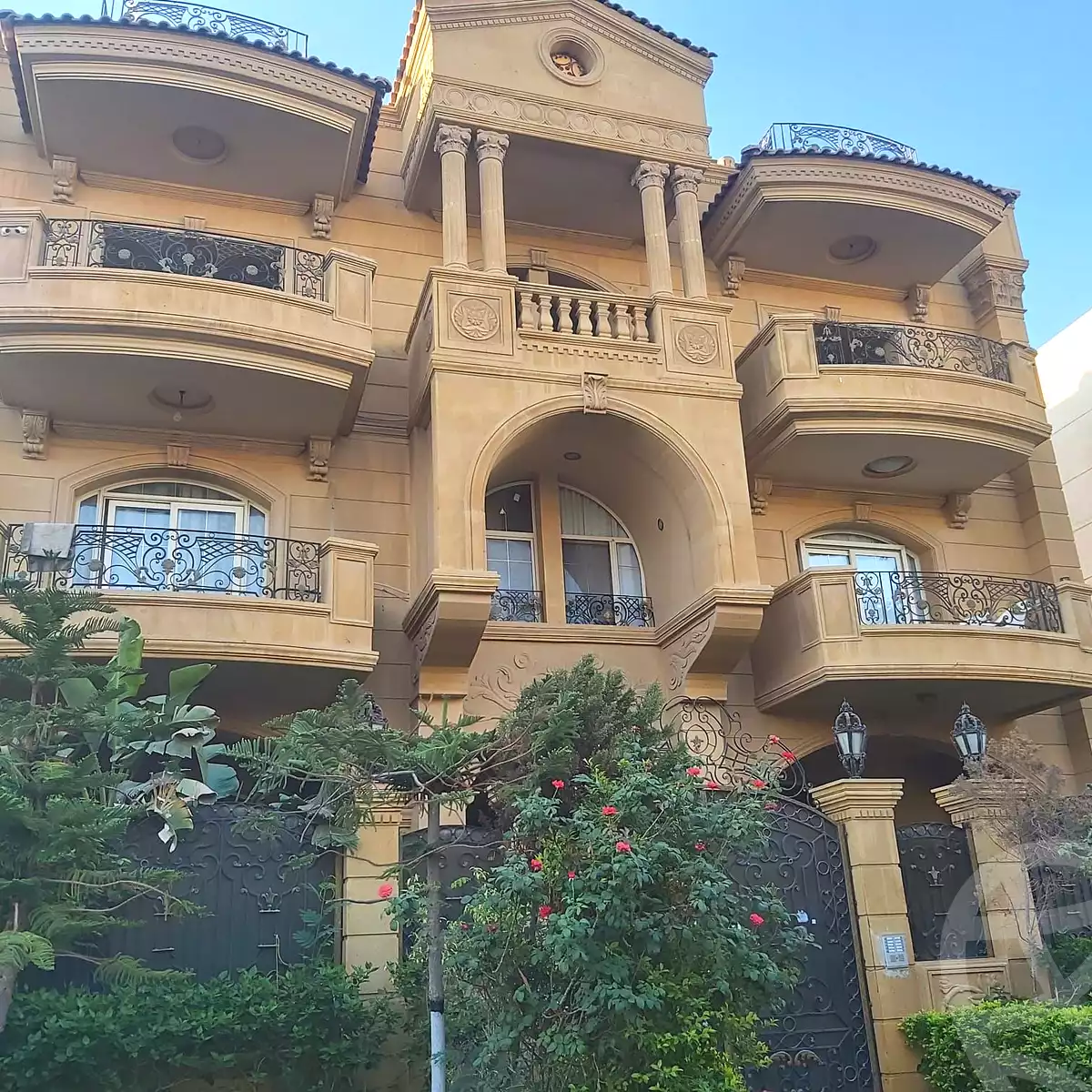 https://aqarmap.com.eg/ar/listing/7097699-for-sale-cairo-new-cairo-el-ahyaa-first-neighborhood-street-1
