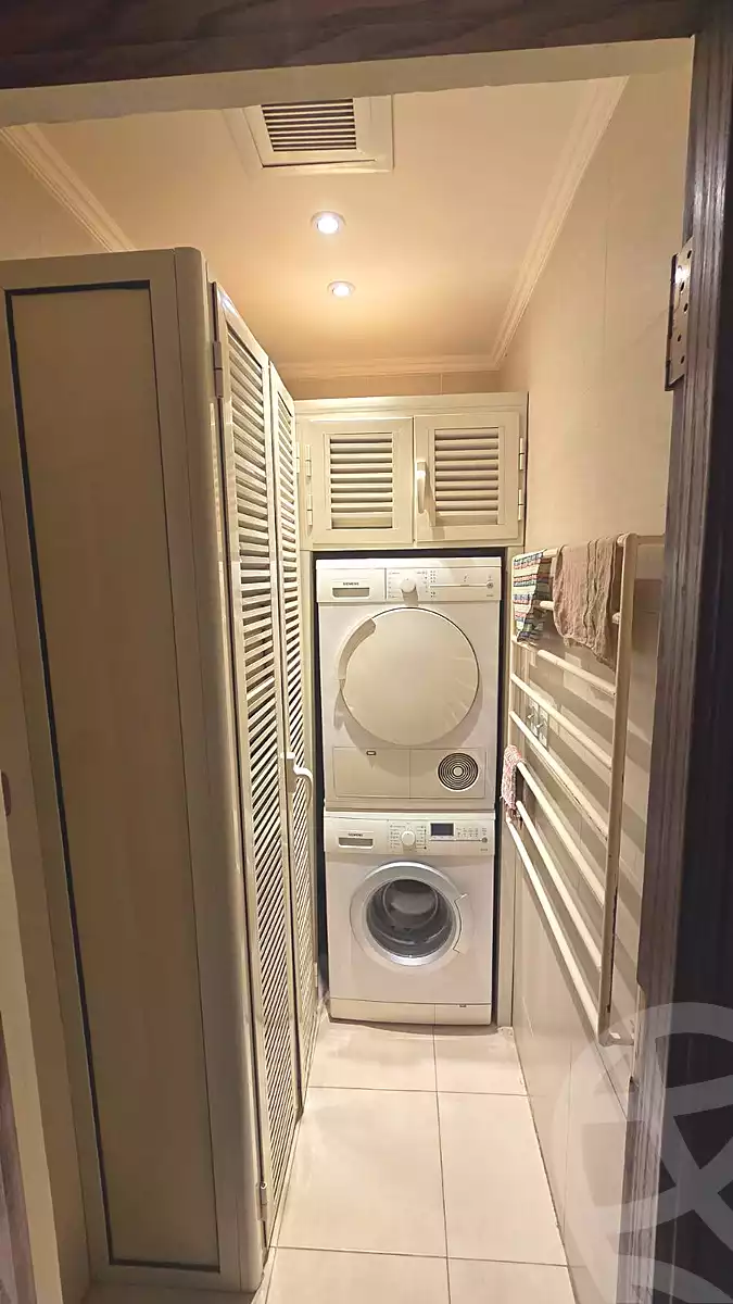 https://aqarmap.com.eg/ar/listing/7237992-for-sale-cairo-el-sheikh-zayed-city-compounds-kmbwnd-wyst-twn-swdyk