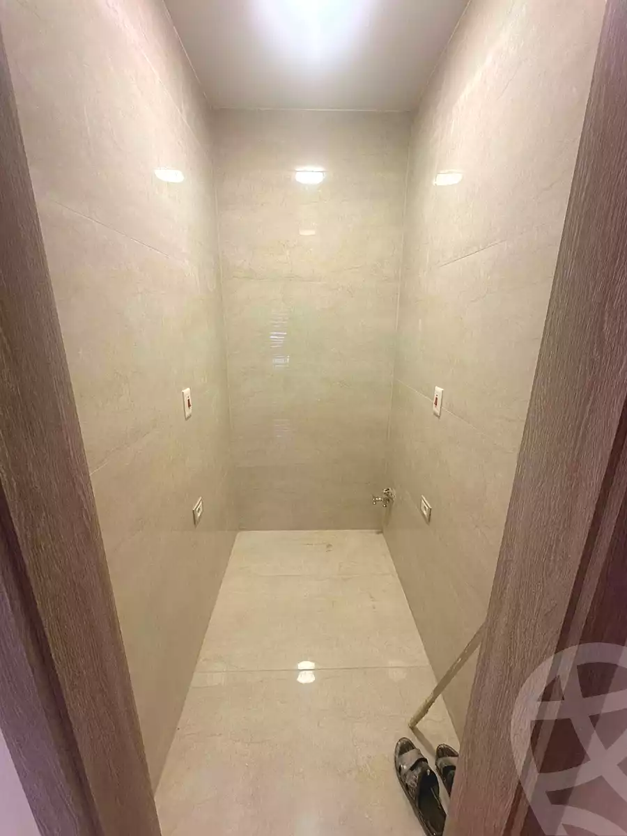 https://aqarmap.com.eg/ar/listing/7240293-for-sale-cairo-el-sheikh-zayed-city-compounds-kmbwnd-wyst-twn-swdyk