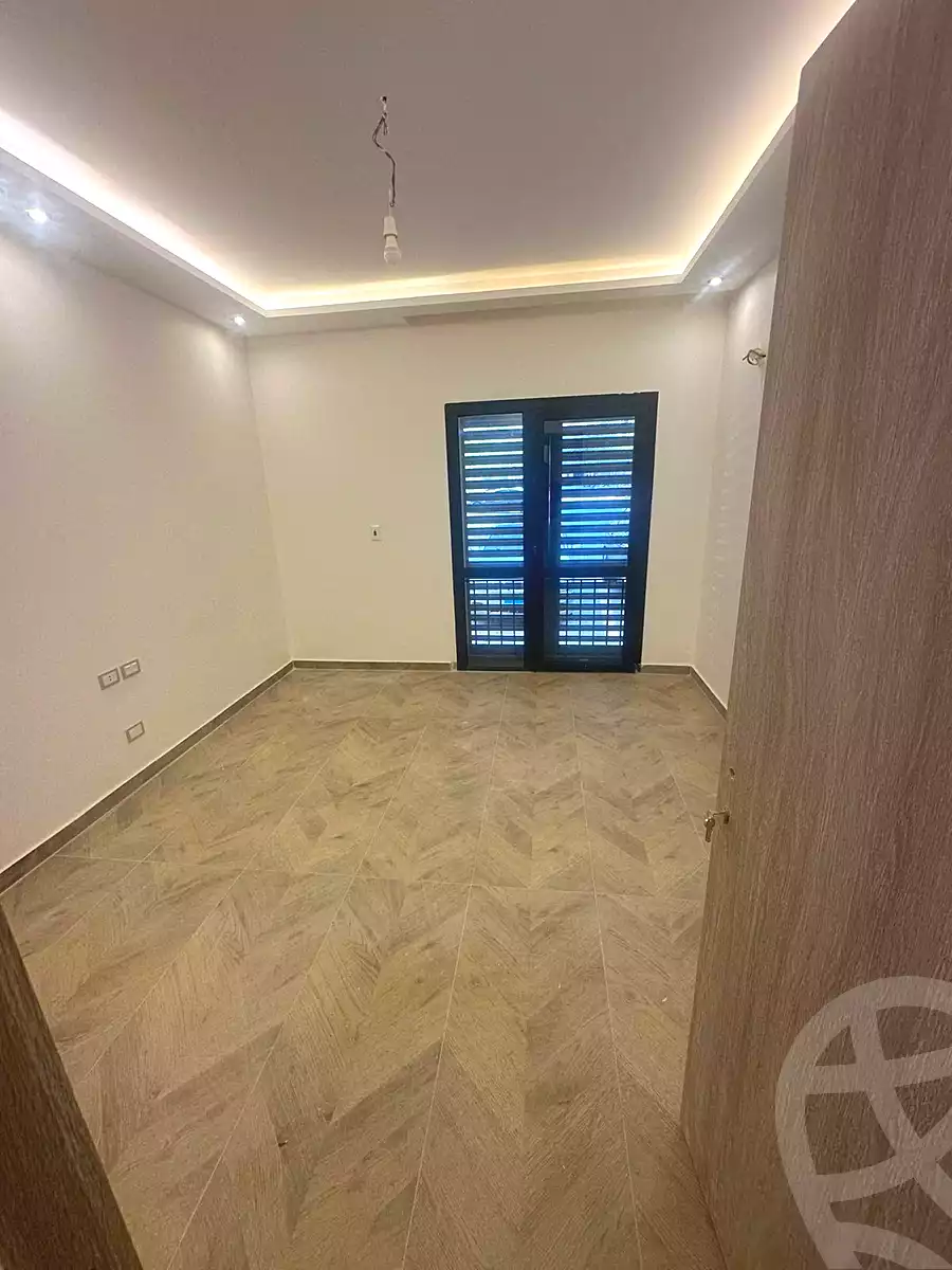 https://aqarmap.com.eg/ar/listing/7240293-for-sale-cairo-el-sheikh-zayed-city-compounds-kmbwnd-wyst-twn-swdyk