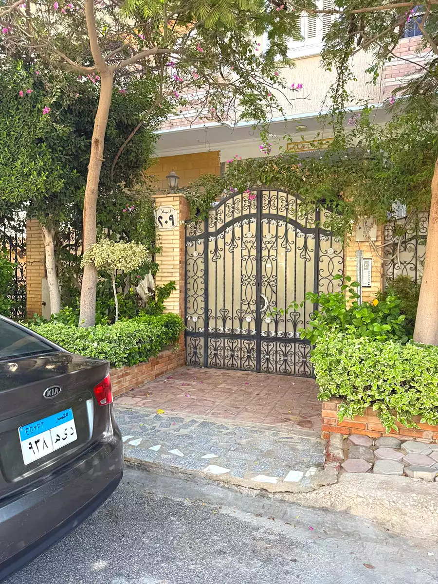 https://aqarmap.com.eg/ar/listing/7283261-for-sale-cairo-6th-of-october-el-ahyaa-neighborhood-3rd-al-hay-al-thalith-st