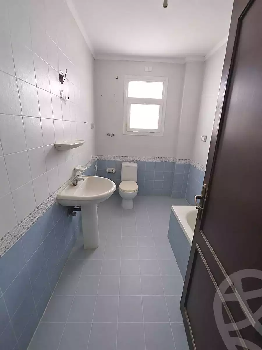 https://aqarmap.com.eg/ar/listing/7338630-for-sale-cairo-new-cairo-lrhb-city-phase-4-mohammed-farid-st