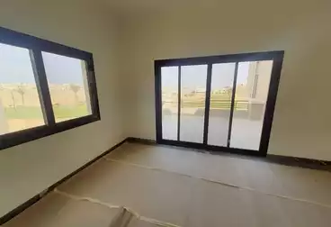 For sale, a stand villa on the first row of golf, directly in front of the lake, Uptown Cairo