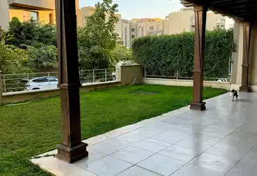 شقة بحديقة للإيجار - 2 غرف - بالدور 0