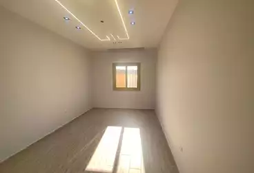 شقة بحديقة للبيع - 3 غرف - بالدور 0