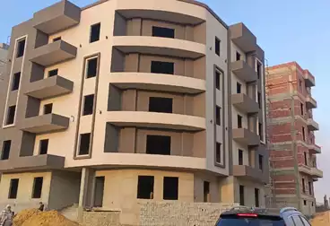 شقة بحديقة للبيع - 3 غرف - بالدور 0