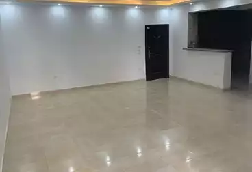 شقة بحديقة للبيع - 2 غرف - بالدور 0
