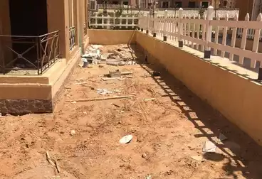شقة بحديقة للبيع - 3 غرف - بالدور 1