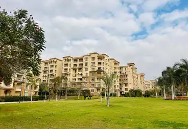 شقة بحديقة للبيع - 3 غرف - بالدور 0