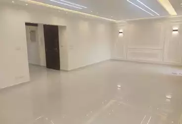 شقة بحديقة للبيع - 3 غرف - بالدور 0