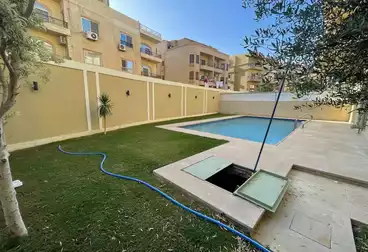 شقة بحديقة للبيع - 3 غرف - بالدور 0